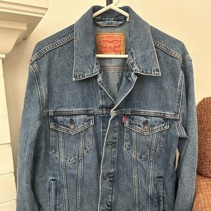 Levi’s Denim Jacket size Medium Men’s. EUC worn only a few times. Looks new.